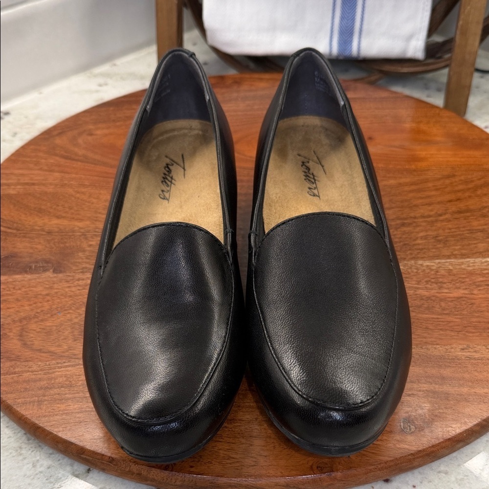 Trotters Women's Black Loafers